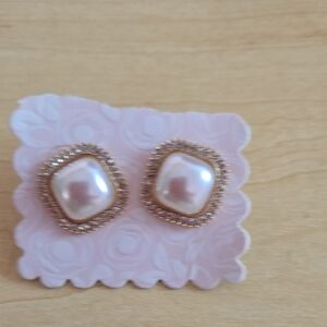 NWOT Cream and Gold Pearl Earrings with Classic Design